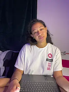 Snapshot of VanessaBling chatting on December 27, 2024, 1:11 am VanessaBling online show from December 27, 2024, 1:11 am