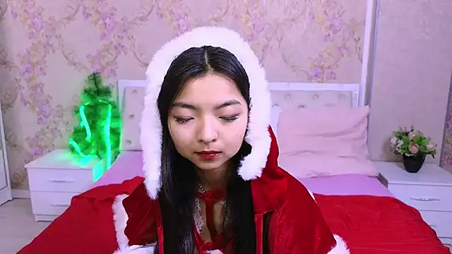 Snapshot of Shy_Kira chatting on December 12, 2024, 12:44 pm Shy Kira online show from December 12, 2024, 12:44 pm