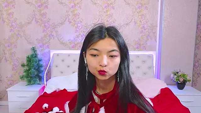 Snapshot of Shy_Kira chatting on December 13, 2024, 1:44 pm Shy Kira online show from December 13, 2024, 1:44 pm