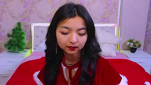 Snapshot of Shy_Kira chatting on December 16, 2024, 12:27 pm Shy Kira online show from December 16, 2024, 12:27 pm