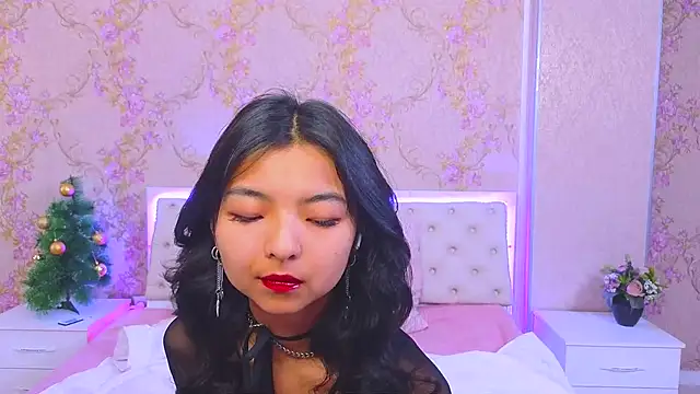 Snapshot of Shy_Kira chatting on December 24, 2024, 12:33 pm Shy Kira online show from December 24, 2024, 12:33 pm