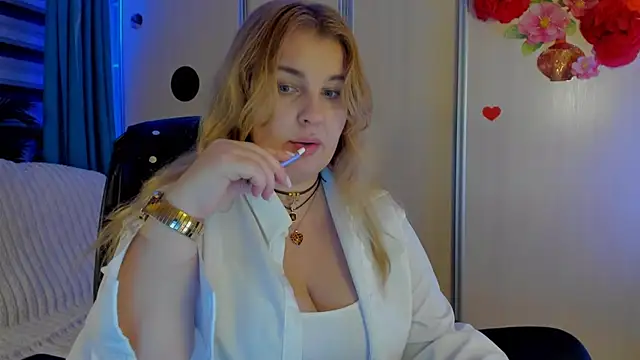 CoraSwon online show from November 25, 2025, 7:36 pm