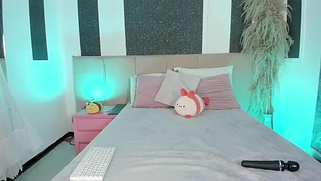 Alaia Manson online show from November 28, 2025, 7:38 pm