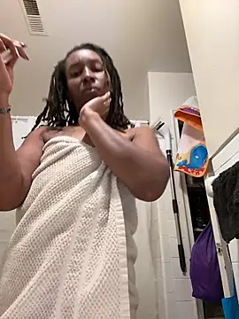 Snapshot of LeyaHoneybuns chatting on January 2, 2025, 2:54 am LeyaHoneybuns online show from January 2, 2025, 2:54 am