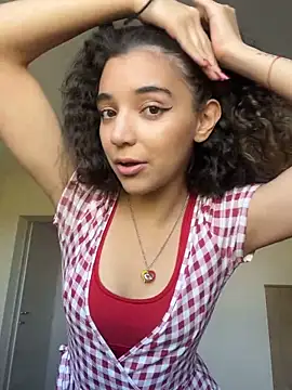 uniquerossie online show from November 5, 2025, 1:44 pm