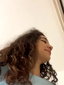 uniquerossie online show from December 2, 2025, 8:41 am