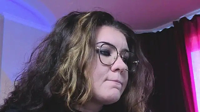 Snapshot of Laura_Karamazov chatting on October 8, 2025, 12:14 pm Laura Karamazov online show from October 8, 2025, 12:14 pm