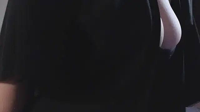 Snapshot of Laura_Karamazov chatting on October 22, 2025, 11:21 am Laura Karamazov online show from October 22, 2025, 11:21 am