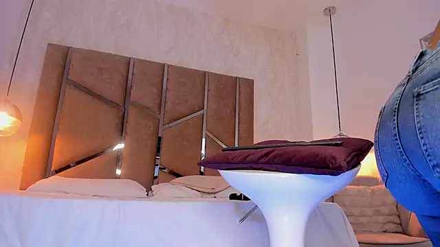 Martinaa Jones  online show from September 11, 2025, 7:25 pm