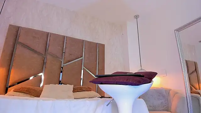 Martinaa Jones  online show from October 4, 2025, 8:07 pm