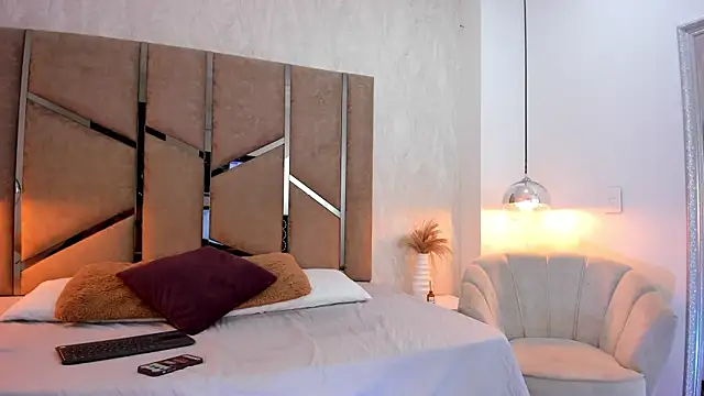 Martinaa Jones  online show from November 1, 2025, 7:27 pm