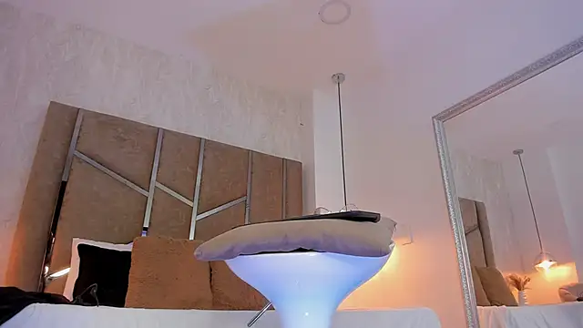 Martinaa Jones  online show from March 3, 2026, 12:44 pm