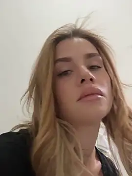 EmiliaCatalina online show from November 1, 2025, 9:17 pm