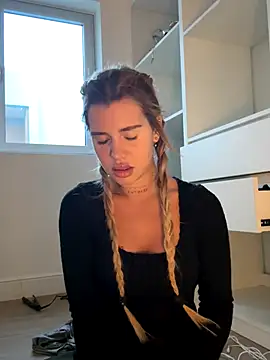 EmiliaCatalina online show from November 6, 2025, 9:48 pm