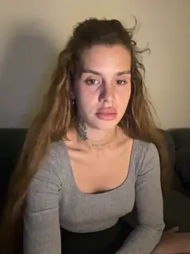 EmiliaCatalina online show from April 1, 2026, 11:35 pm