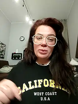 EllieOz online show from September 30, 2025, 5:51 pm