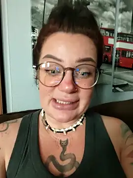 EllieOz online show from October 7, 2025, 3:53 pm