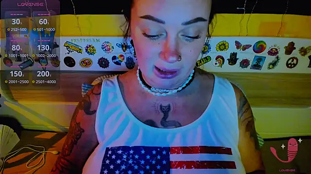 EllieOz online show from November 18, 2025, 6:23 pm