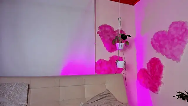 Snapshot of roselinedior chatting on February 15, 2025, 4:34 pm roselinedior online show from February 15, 2025, 4:34 pm