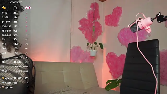 Snapshot of roselinedior chatting on March 4, 2025, 8:05 pm roselinedior online show from March 4, 2025, 8:05 pm