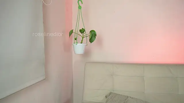 Snapshot of roselinedior chatting on March 21, 2025, 3:35 pm roselinedior online show from March 21, 2025, 3:35 pm