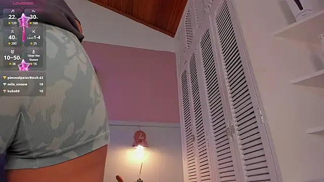 chloe watson  online show from September 26, 2025, 7:51 pm