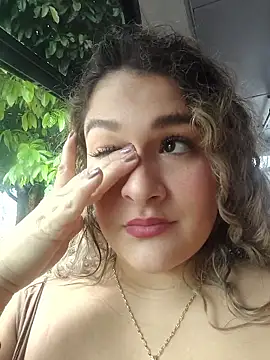 Sara smiiith211 online show from April 15, 2026, 4:47 pm