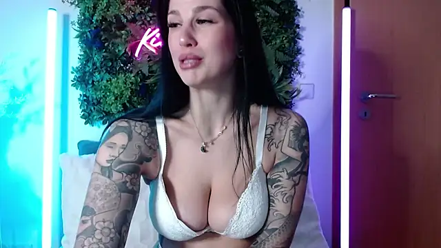 Snapshot of KiraKane1 chatting on January 6, 2025, 5:41 am KiraKane1 online show from January 6, 2025, 5:41 am