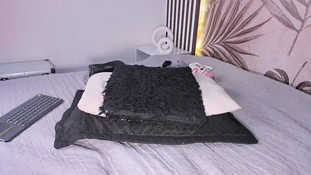 Samaantha-White online show from February 6, 2025, 3:20 pm