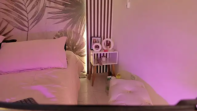 Samaantha-White online show from April 27, 2026, 11:30 am