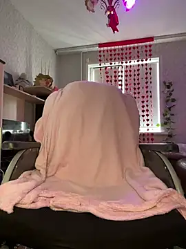 MiniSophiaa online show from March 18, 2025, 7:52 am