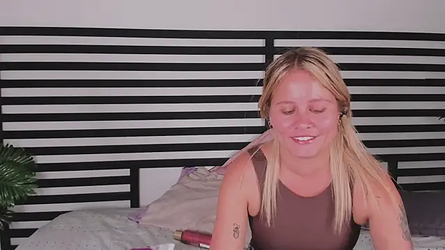 stefanny ruiz  online show from December 10, 2024, 6:28 pm