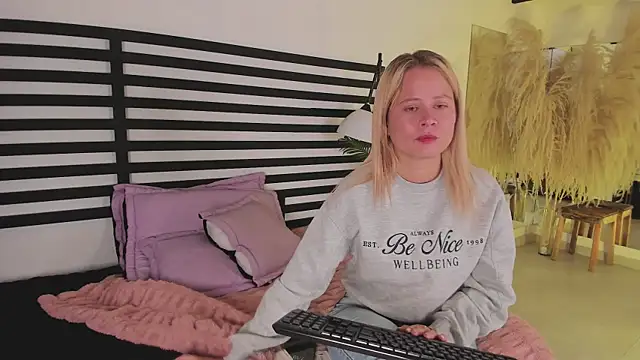 stefanny ruiz  online show from January 7, 2025, 12:20 pm