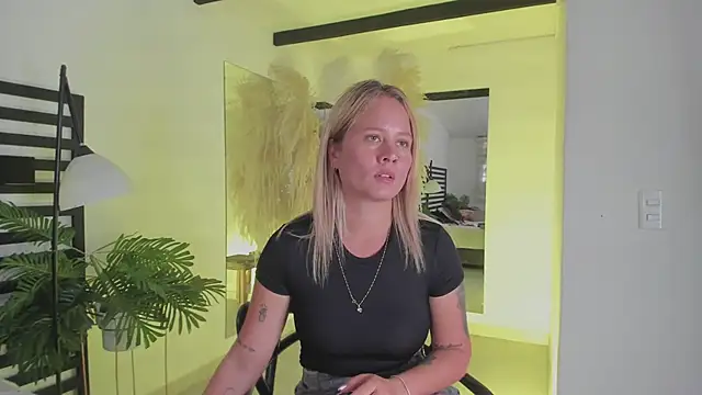 stefanny ruiz  online show from January 10, 2025, 3:37 pm