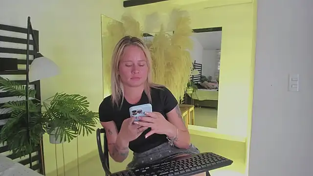 stefanny ruiz  online show from January 10, 2025, 6:38 pm