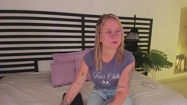 stefanny ruiz  online show from January 14, 2025, 12:45 pm