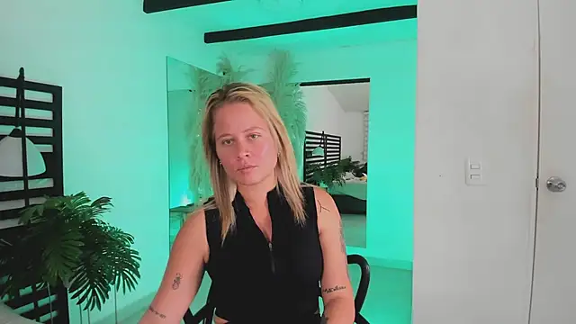 stefanny ruiz  online show from January 28, 2025, 3:25 pm