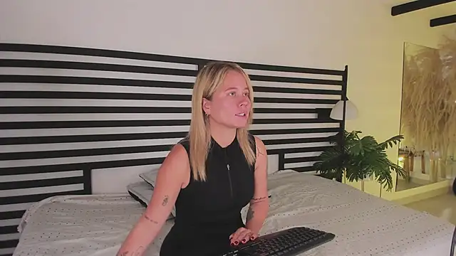 stefanny ruiz  online show from February 3, 2025, 12:47 pm