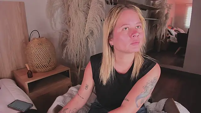 stefanny ruiz  online show from March 10, 2025, 4:03 pm