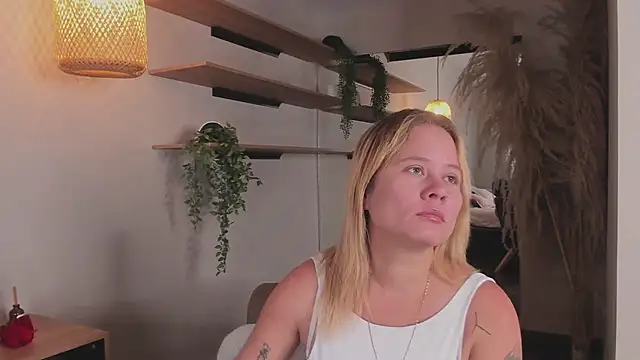 stefanny ruiz  online show from March 19, 2025, 12:34 pm