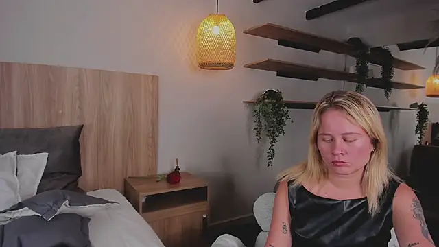 stefanny ruiz  online show from March 20, 2025, 3:58 pm