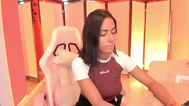 Snapshot of your_khloe chatting on November 18, 2025, 3:49 pm your khloe online show from November 18, 2025, 3:49 pm