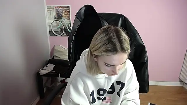 Snapshot of viktoria_lovely chatting on May 8, 2026, 6:08 am viktoria lovely online show from May 8, 2026, 6:08 am