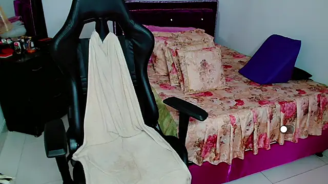 Lily Benet1 online show from February 23, 2025, 8:33 pm