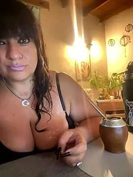 Snapshot of Sensualmente333 chatting on January 12, 2026, 12:43 pm Sensualmente333 online show from January 12, 2026, 12:43 pm