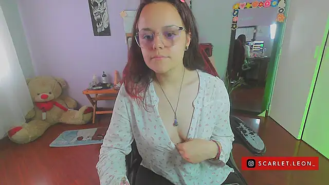 Scarletleon77 online show from February 17, 2025, 6:37 pm