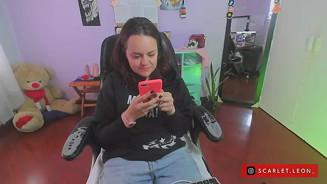 Scarletleon77 online show from March 19, 2025, 6:12 pm