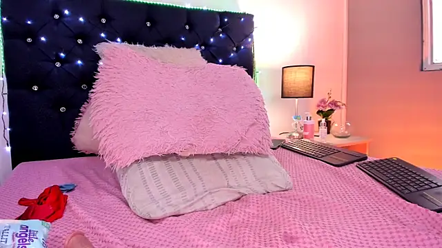 valentinabaez online show from February 14, 2025, 8:37 pm