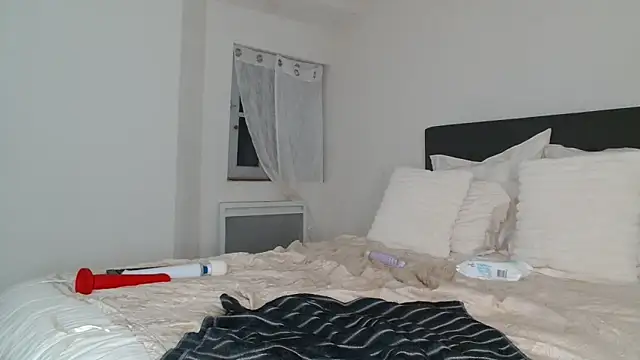 Pinpussyflower online show from February 3, 2025, 6:28 pm