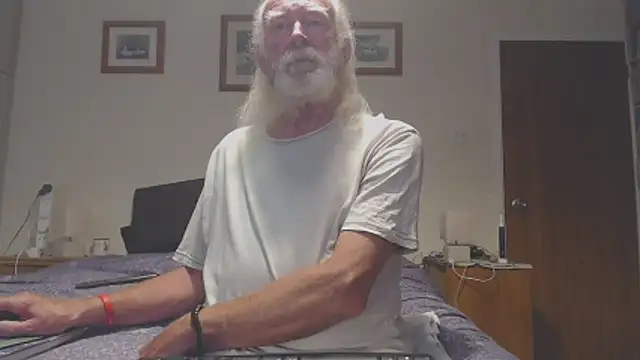Snapshot of WaverlyKernow chatting on June 18, 2026, 11:25 am WaverlyKernow online show from June 18, 2026, 11:25 am